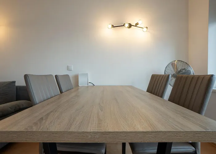 With A Private Terrace Located Right Near Belvedere Castle, 15 Minutes Away From Stephansdom *